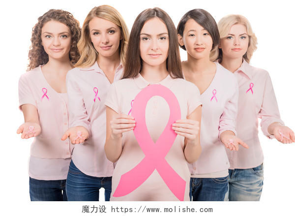 白色背景上参与认识乳腺癌的自信女志愿者